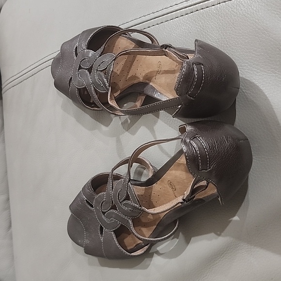 Clarks Artisan Bronze Metallic Leather Sandals NWOB size 9 - Picture 3 of 6